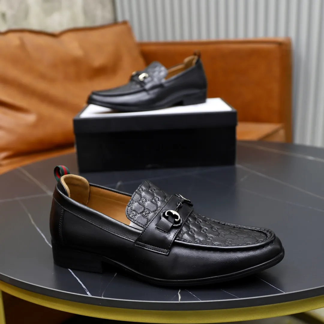 Men's shoes: 250🙅‍♂️🙅‍♂️🙅‍♂️Niuli Brand: GUCCI Size: 38-44 (45 can be customized) Level: Counter classic Material: Original soft cowhide upper Comfortable cowhide lining Original lightweight outsole Style category: Business casual footwear Driving leather shoes Color: Actual picture color